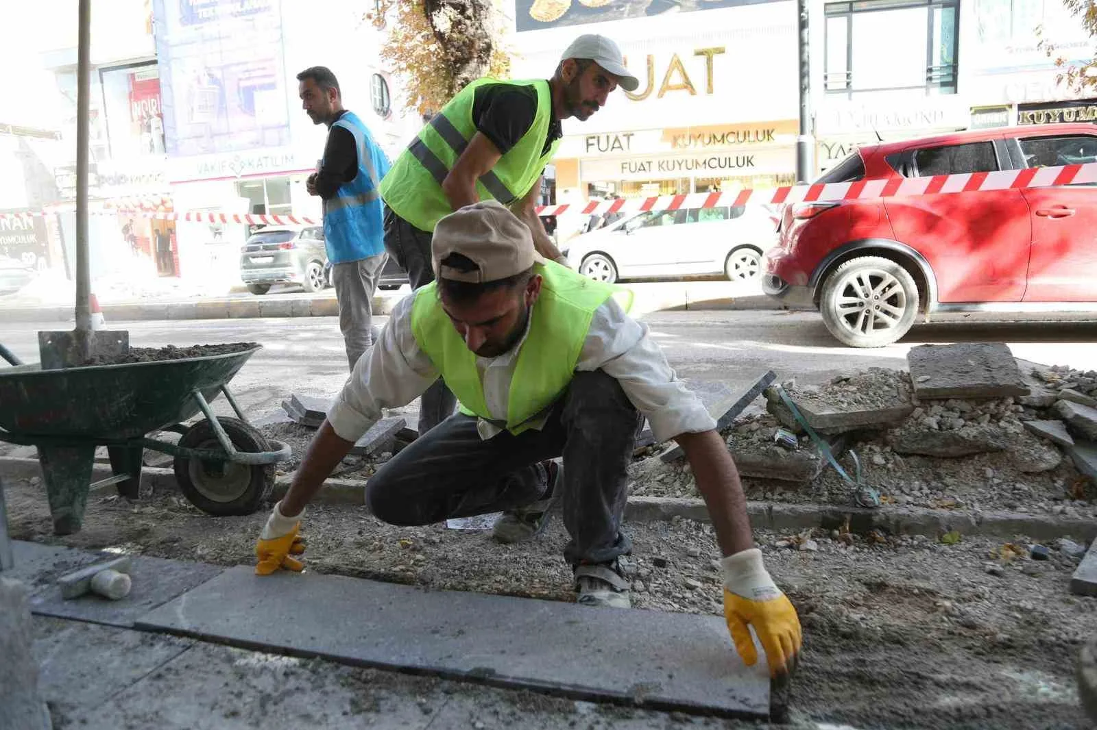 Van Büyükşehir Belediyesi, kent merkezinin en işlek noktalarından biri olan