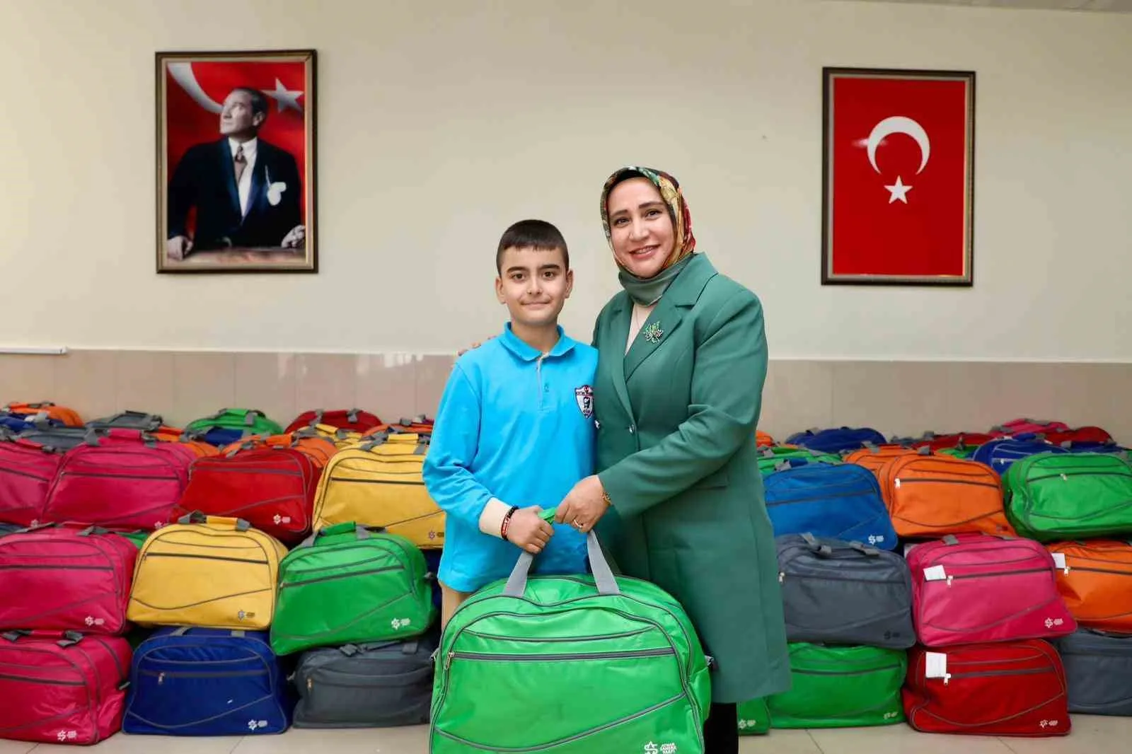 Niğde Merkez Atatürk Ortaokulu’nda, Cumhuriyetin 102. yılı dolayısıyla Ayhan Şahenk