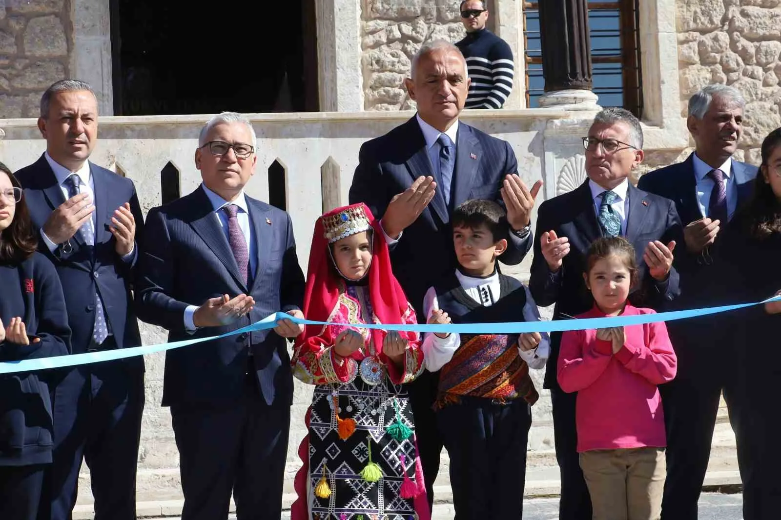 Kültür ve Turizm Bakanı Mehmet Nuri Ersoy, çocukların ve gençlerin