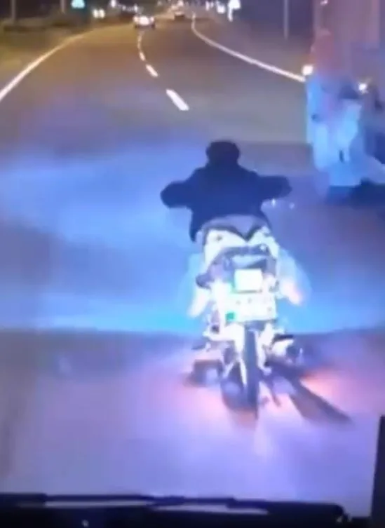 D-100 kara yolunun Bolu geçişinde motosikletle akrobatik hareketler yaparak trafiği