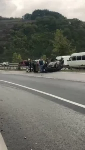 Sakarya’nın Serdivan ilçesi D-100 kara yolunda sürücüsünün kontrolünden çıkan otomobil