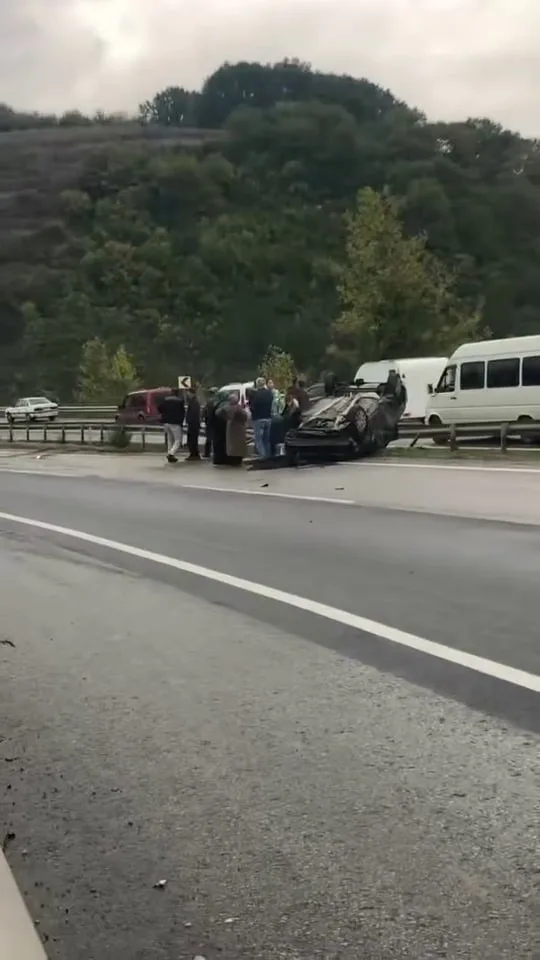 Sakarya’nın Serdivan ilçesi D-100 kara yolunda sürücüsünün kontrolünden çıkan otomobil