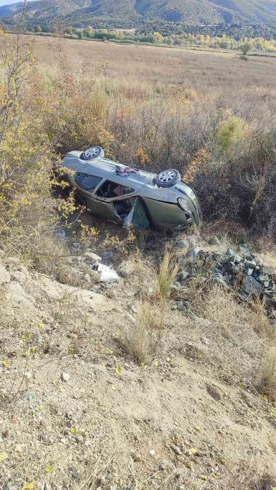 Kastamonu’nun Tosya ilçesi D100 bariyerlere çarparak şarampole yuvarlanan otomobildeki 2