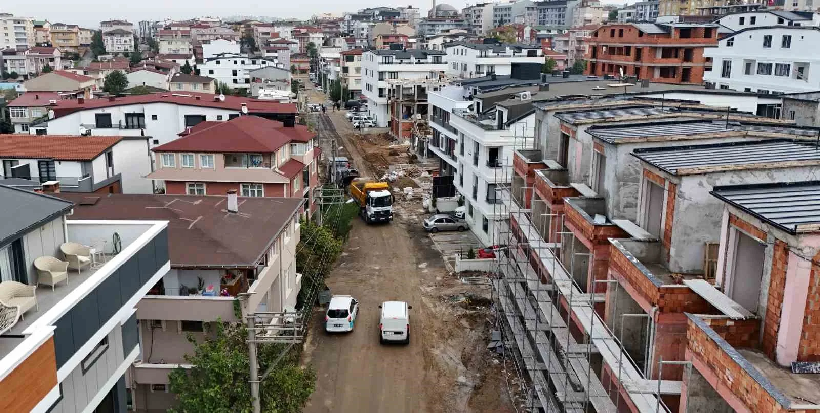 Darıca Belediye Başkanı Muzaffer Bıyık, ilçenin farklı noktalarında devam eden