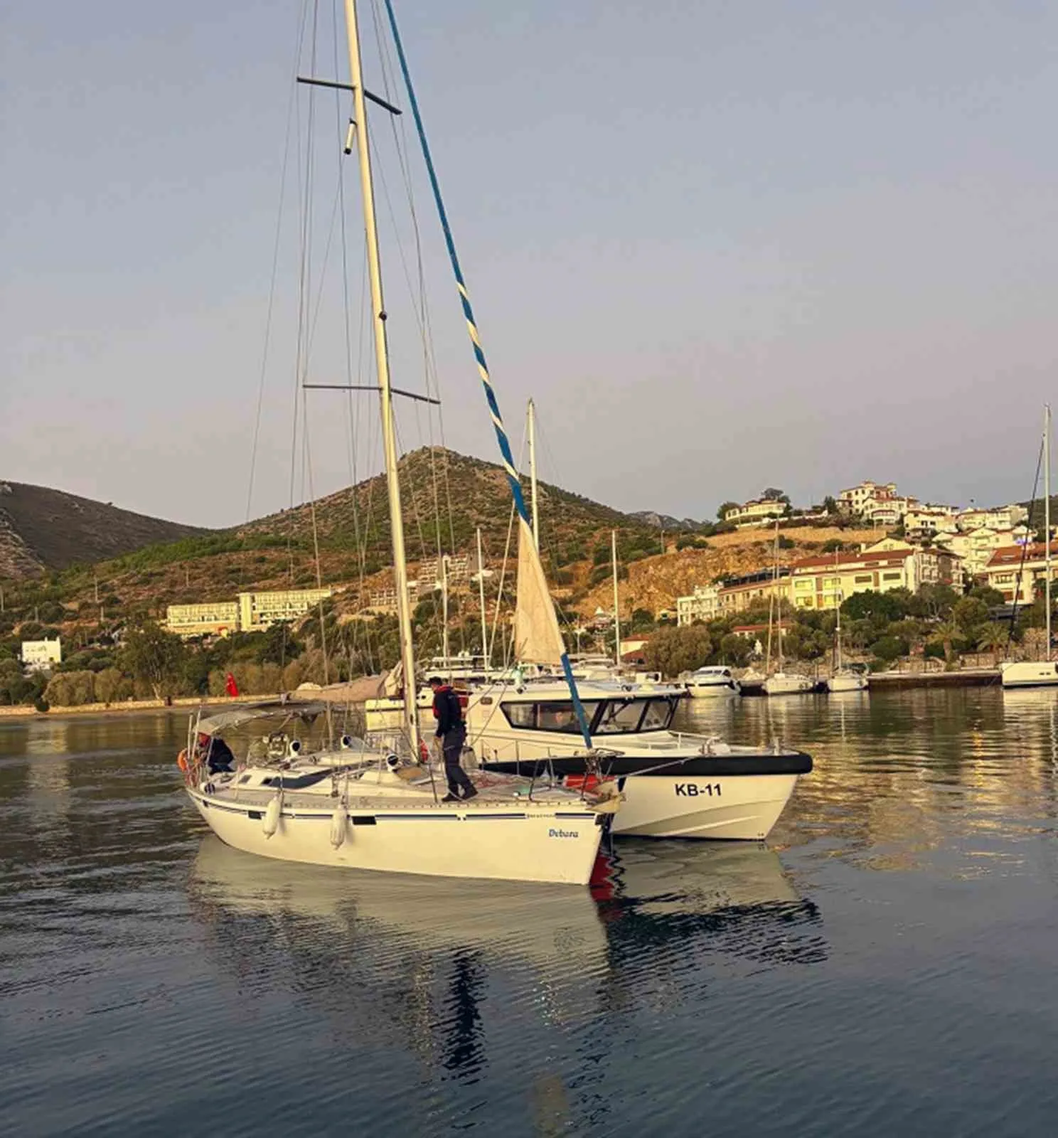 Muğla’nın Datça ilçesi açıklarında seyreden yelkenli teknede 5’i çocuk 42