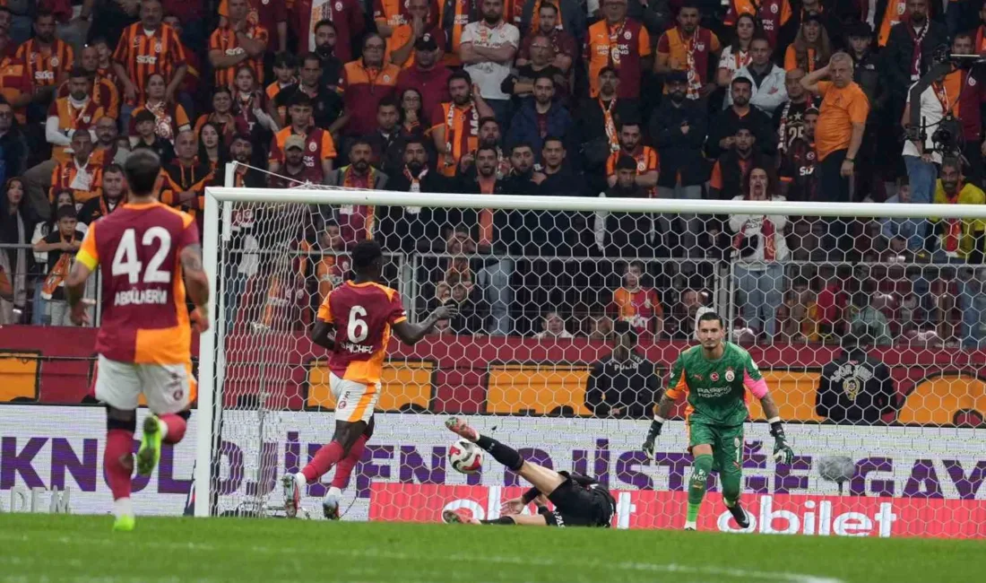 Galatasaray’ın Kolombiyalı futbolcusu Davinson Sanchez, Beşiktaş derbisinin 34. dakikasında kırmızı