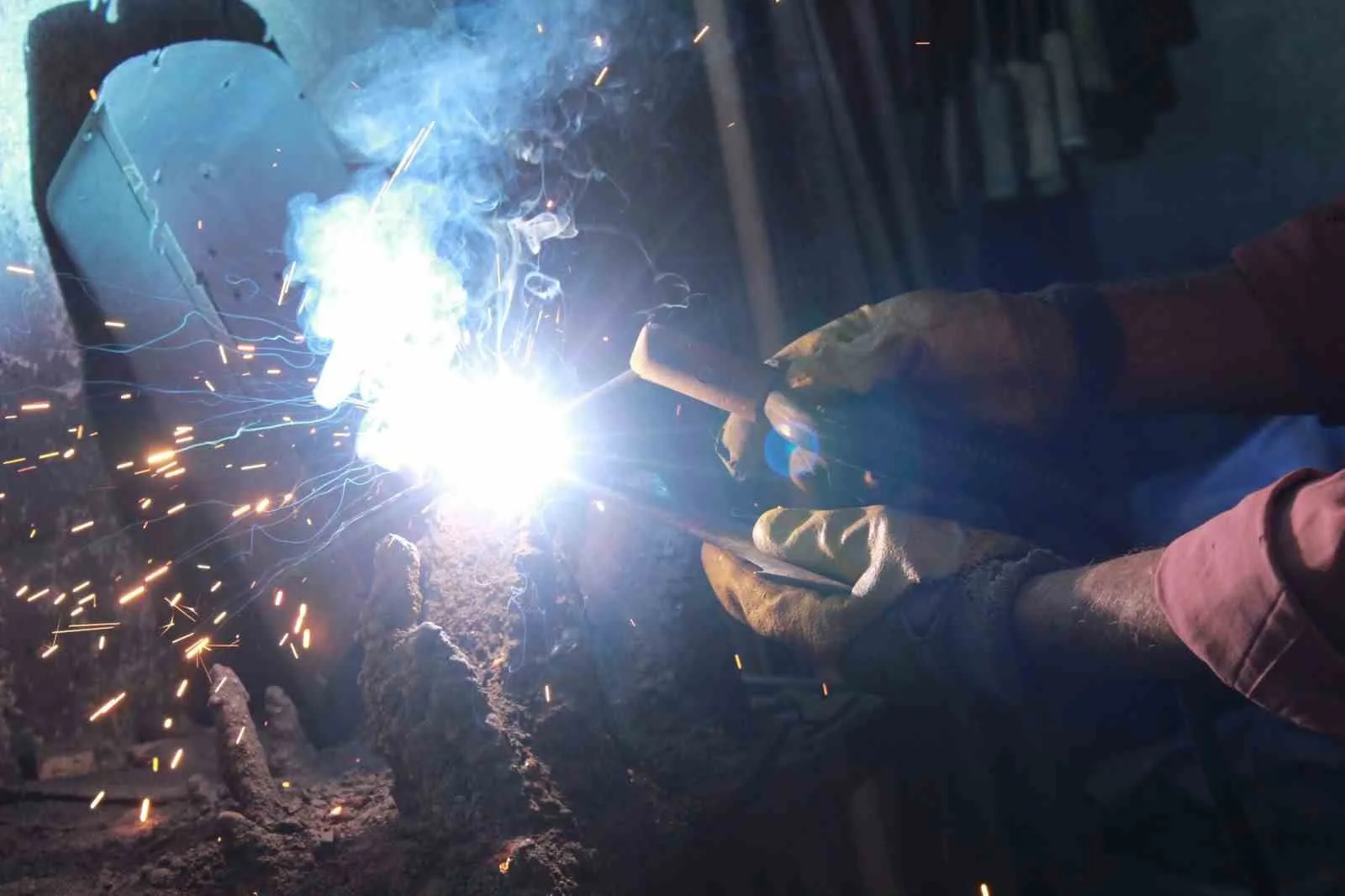 Siirt Helvacılar Çarşısı’nda 30 yıldır ata mesleğini sürdürüp demir döven