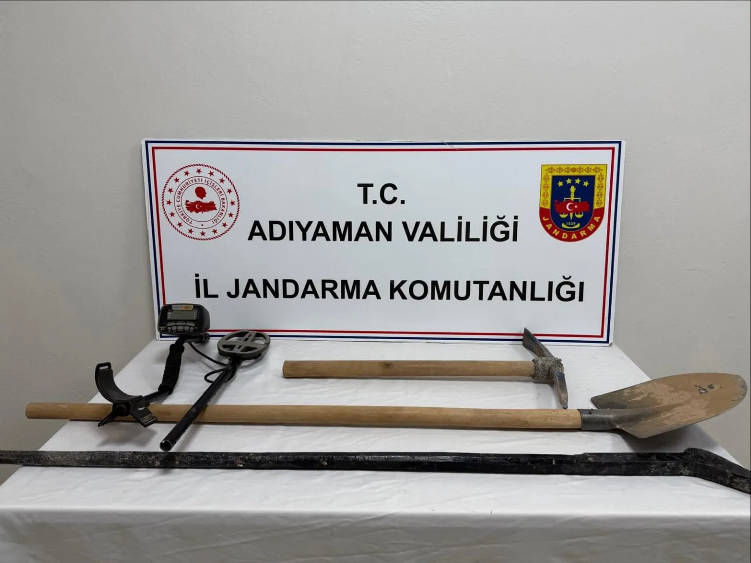Adıyaman İl Jandarma Komutanlığı ekiplerince define arayan şahıslara suçüstü yapıldı.