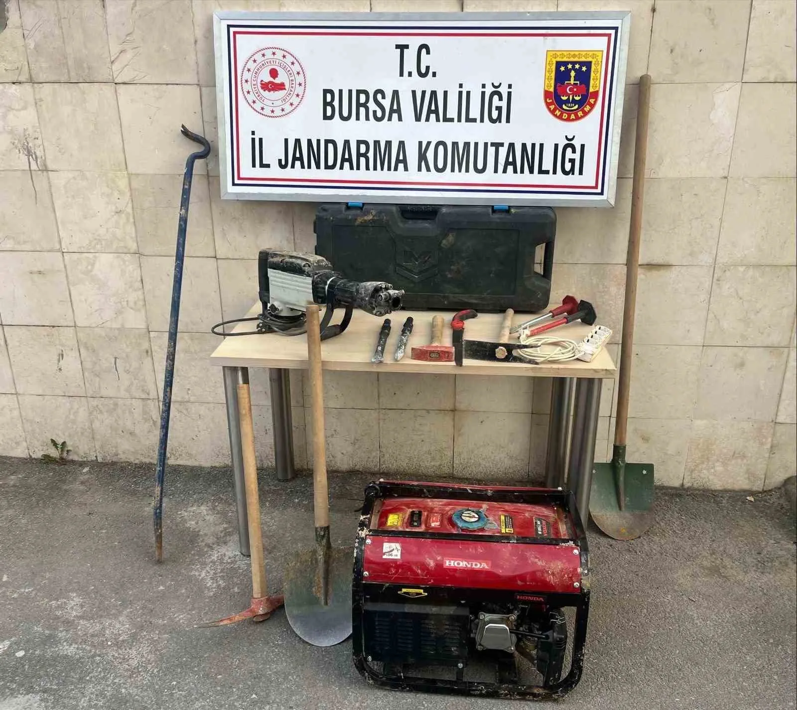 Bursa’nın Gemlik ilçesinde kaçak kazı yapan 4 kişi, jandarma ekipleri