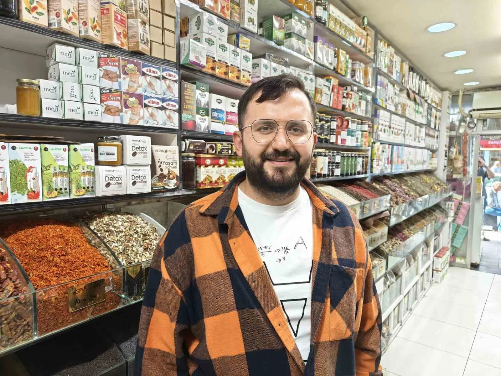 Kayseri’de aktarlık yapan vatandaş, hava sıcaklıklarının karışık olduğu bir mevsimde