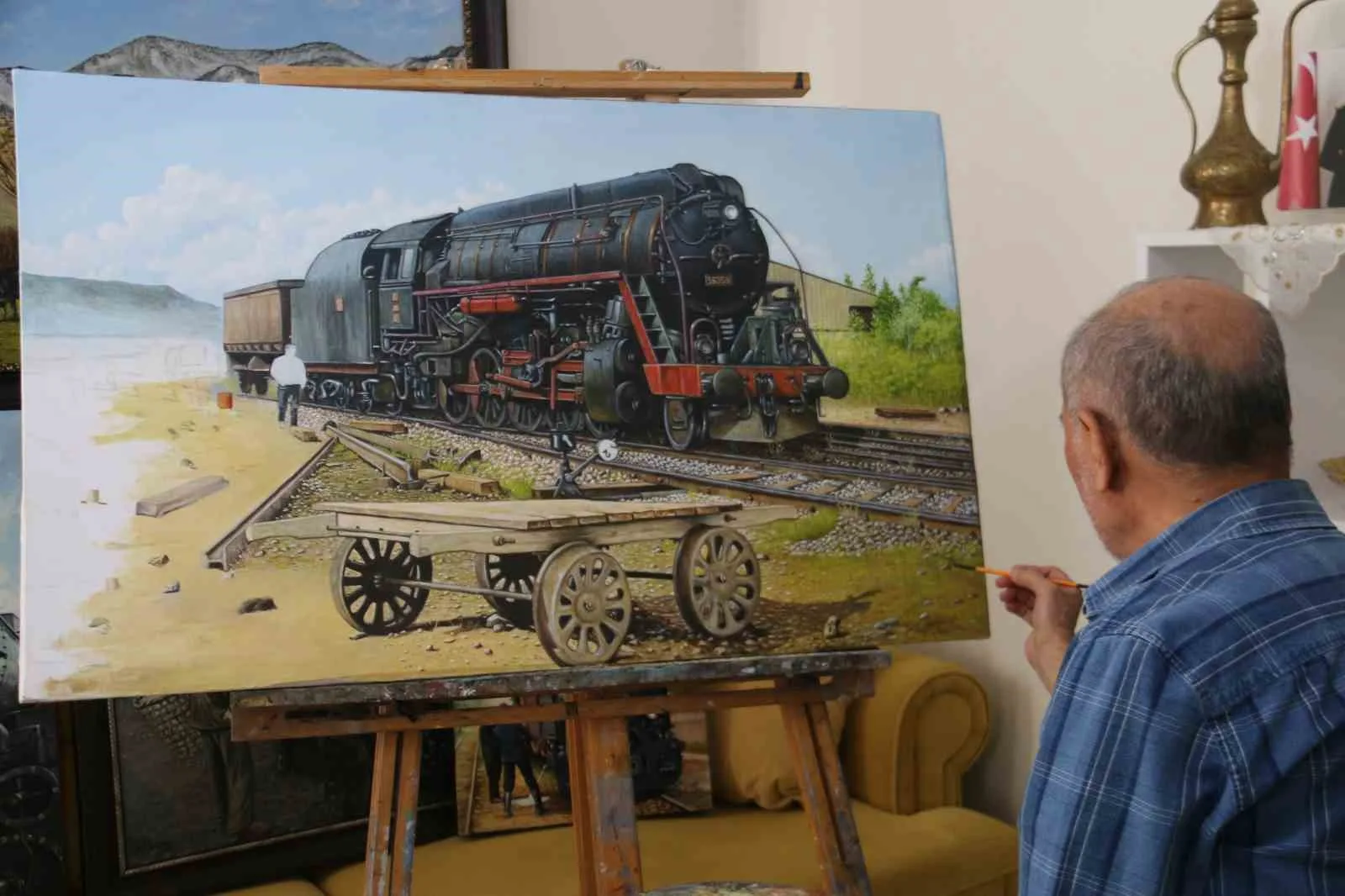 Sivas’ta çocukluğundan beri trenlerle iç içe olan ve 33 yıl