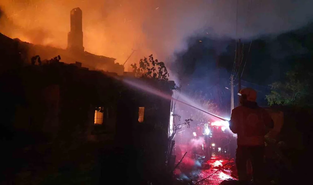 Manisa’nın Demirci ilçesinde meydan gelen yangında bir ev yanarak zarar