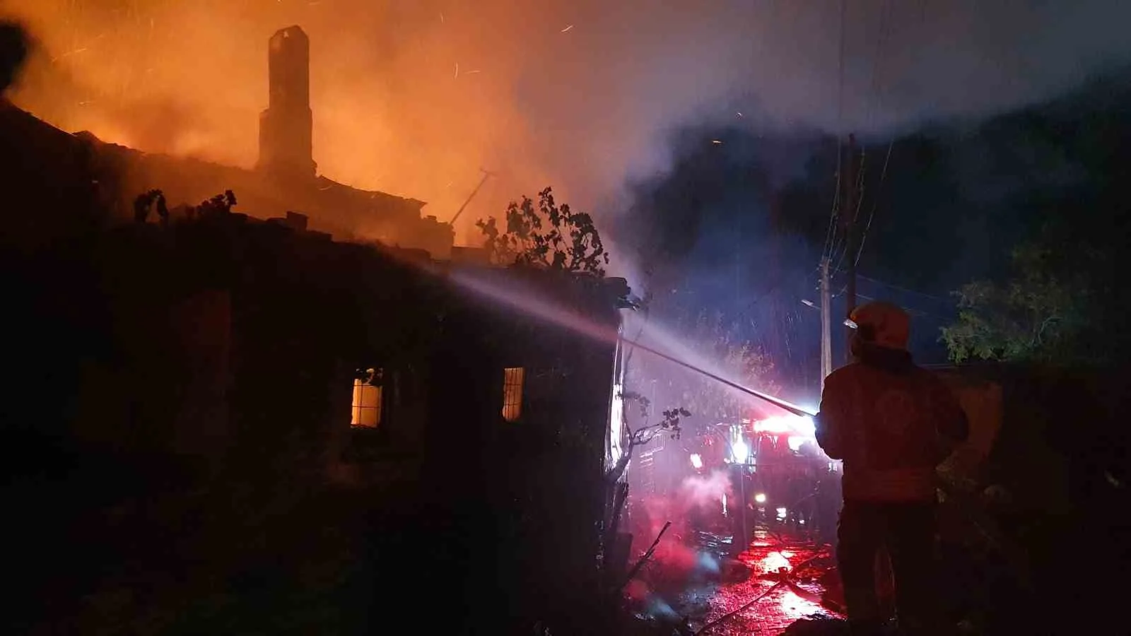 Manisa’nın Demirci ilçesinde meydan gelen yangında bir ev yanarak zarar