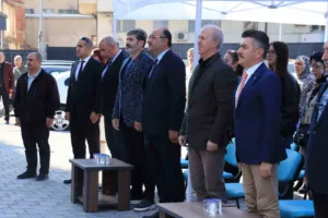 Bursa’da Demirtaşpaşa Mesleki ve Teknik Anadolu Lisesi’nde düzenlenen önlük giyme