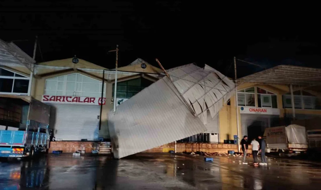 Antalya’nın Demre ilçesinde meydana gelen hortum nedeniyle toptancı halindeki bir