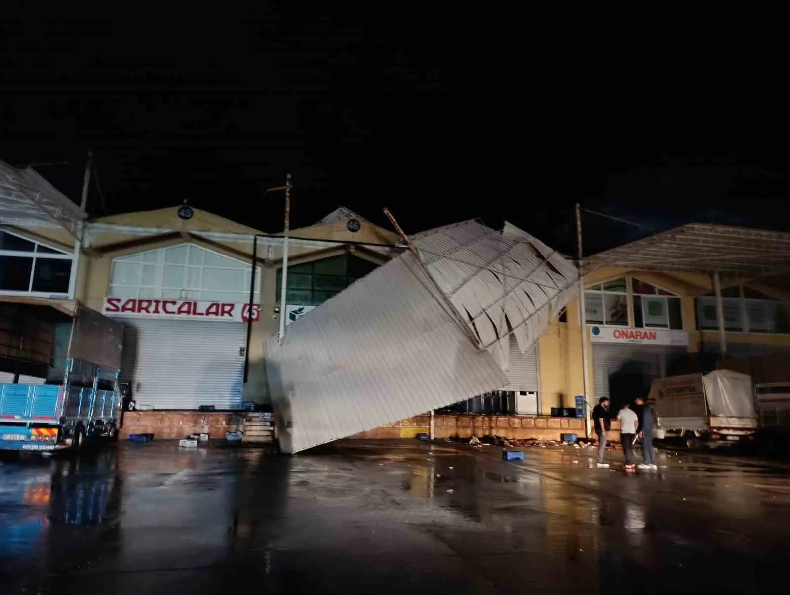 Antalya’nın Demre ilçesinde meydana gelen hortum nedeniyle toptancı halindeki bir