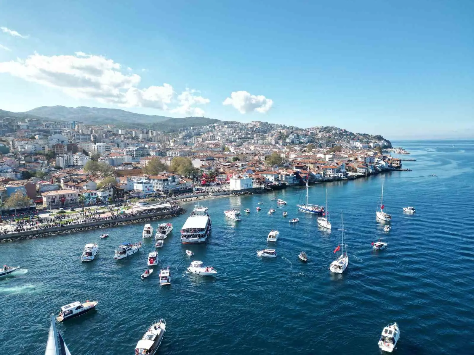 Bursa’nın Mudanya ilçesinde, Cumhuriyet’in 102’nci yılı büyük bir coşkuyla kutlandı.