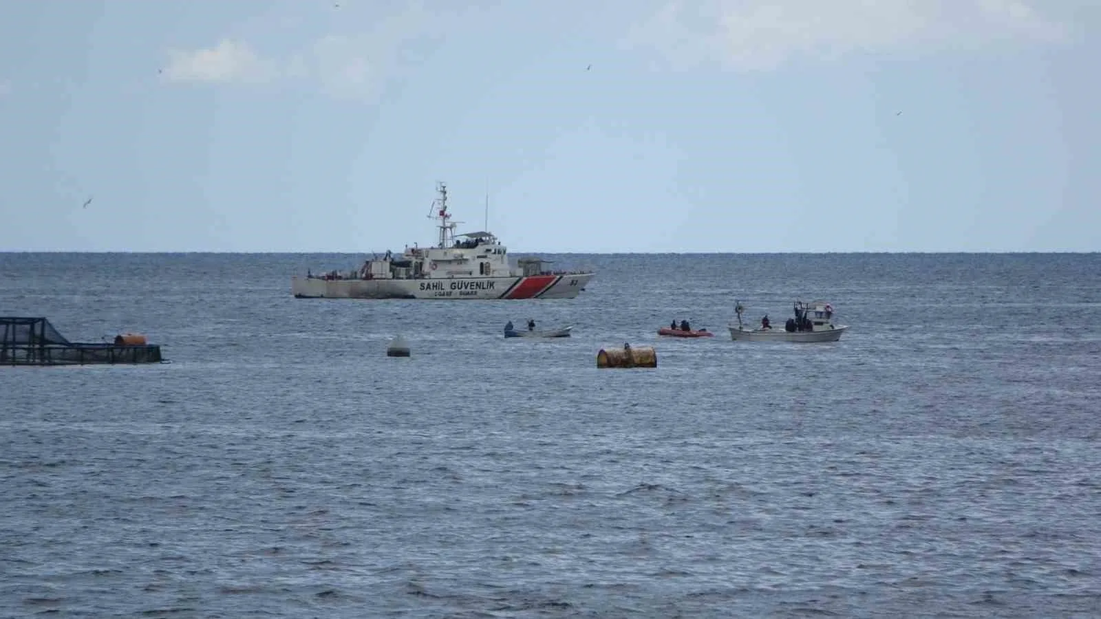Trabzon’un Arsin ilçesinde bir balık çiftliği çalışanı şahsın teknesinin denizde