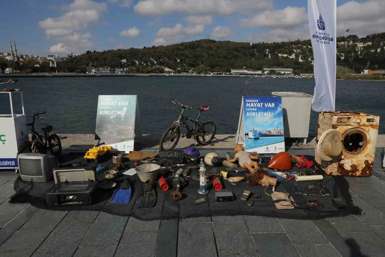 Bursa Büyükşehir Belediyesi’nin, Marmara Denizi’nden ve sahillerden toplanan atıklarla hazırladığı