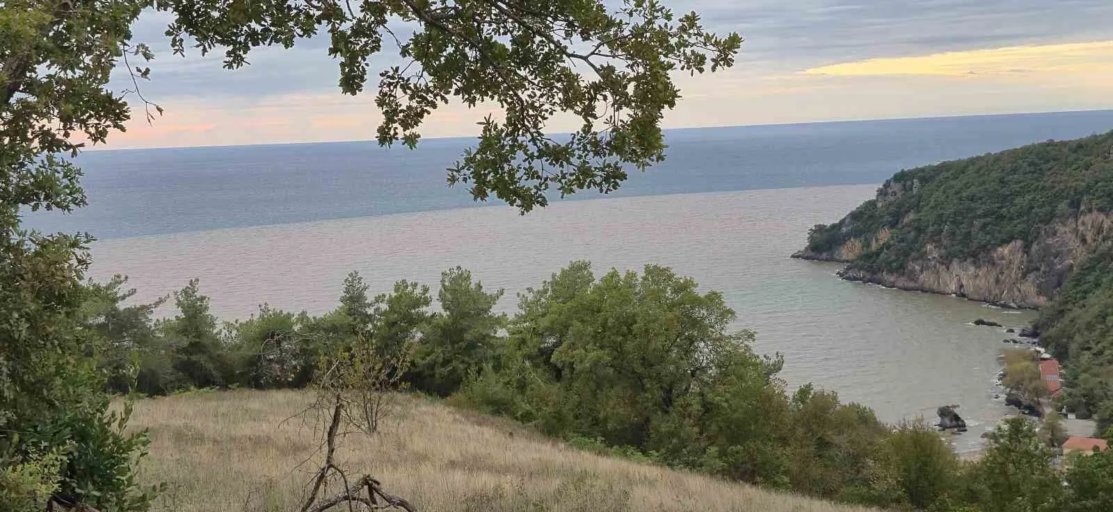 Bartın’da günlerdir devam eden yağışların ardından Karadeniz turuncu renge dönerken,