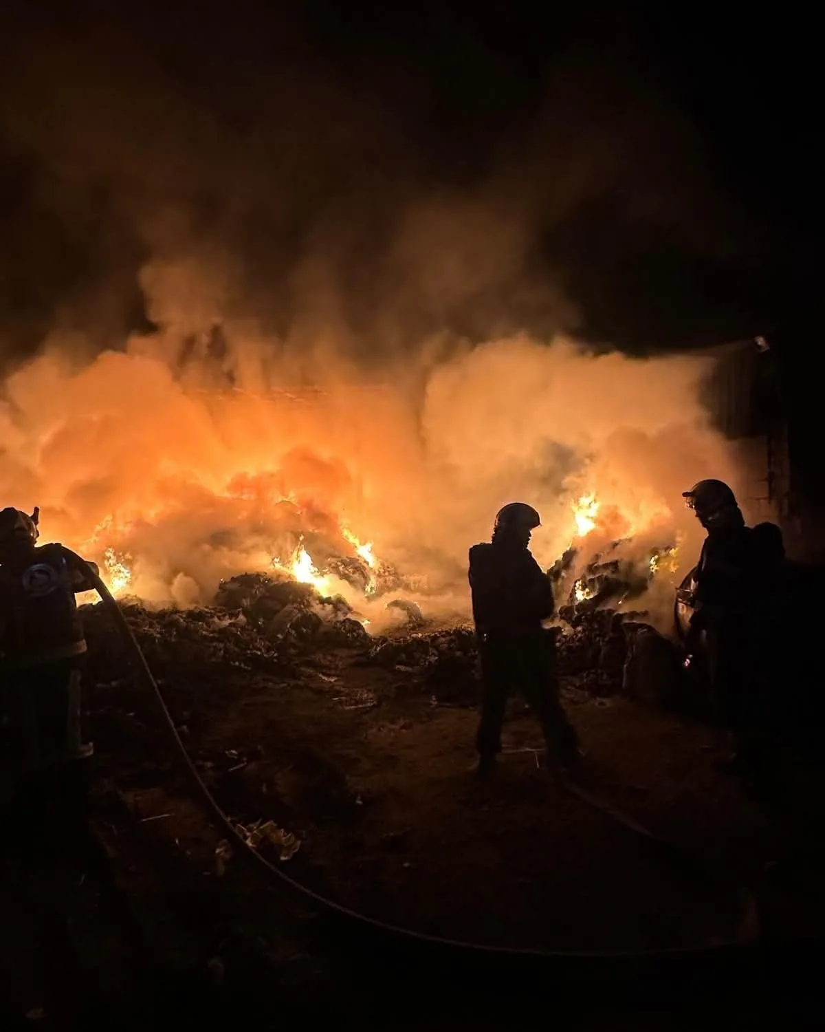 Denizli’nin Merkezefendi ilçesinde faaliyet gösteren bir işyeri alev alev yandı.