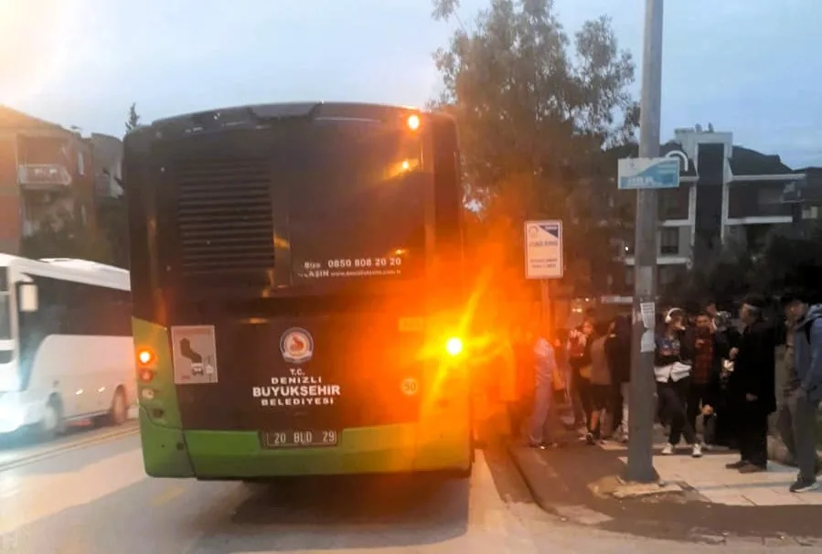 DENİZLİ (İHA) – Denizli’nin Pamukkale ilçesinde seyir halindeki büyükşehir halk