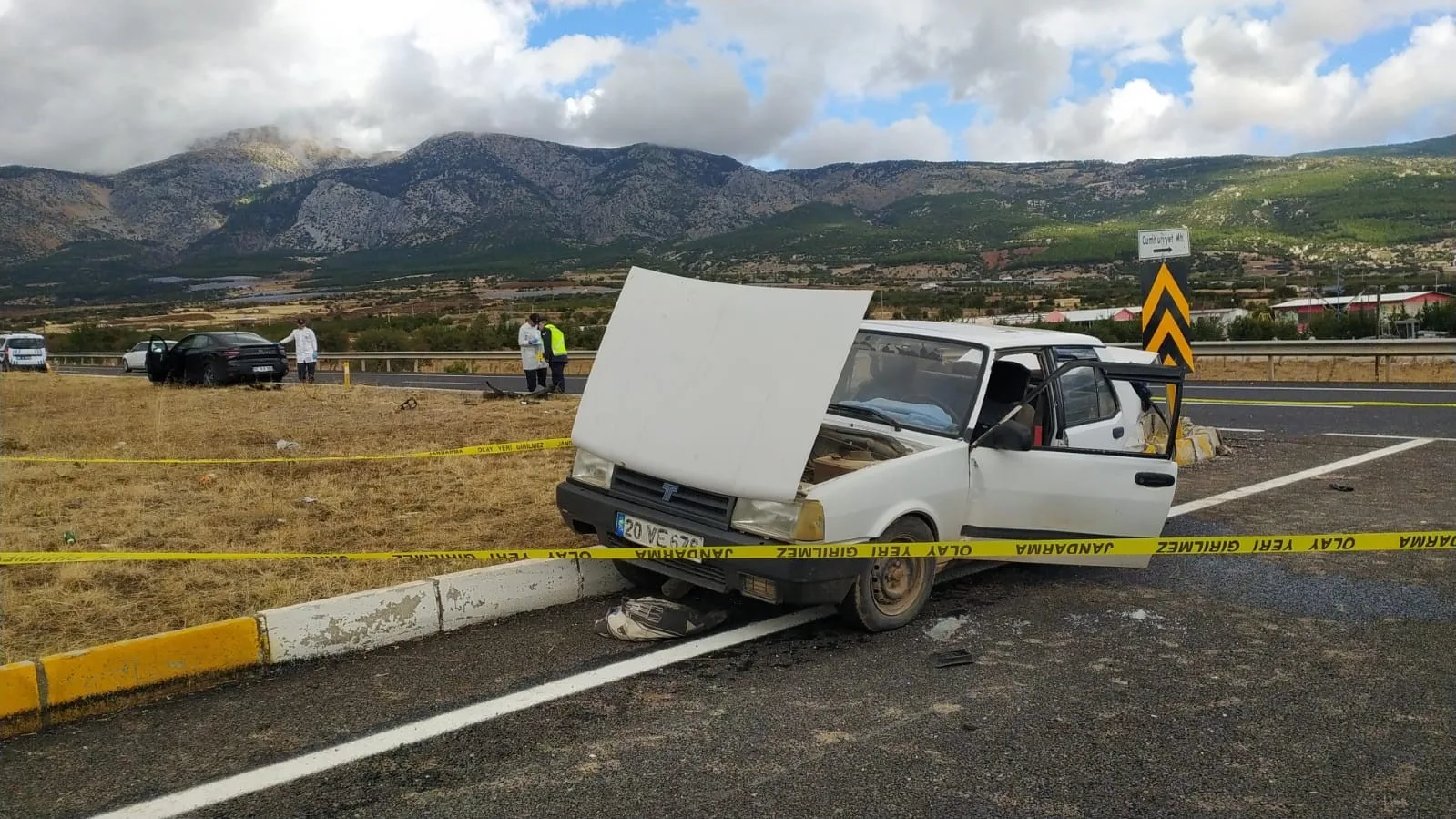 Denizli’nin Serinhisar ilçesi Denizli’de Antalya karayolunda kontrolsüz kavşakta iki aracın