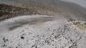 Denizli, yılın ilk kar yağışıyla birlikte kış mevsimine adım attı.