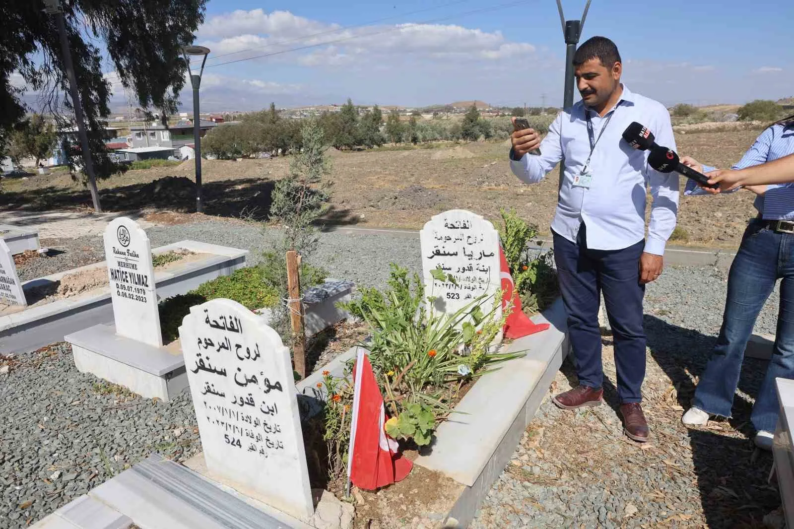 Hatay’da depremde vefat eden 3 evladının mezarını geride bırakarak ülkesine