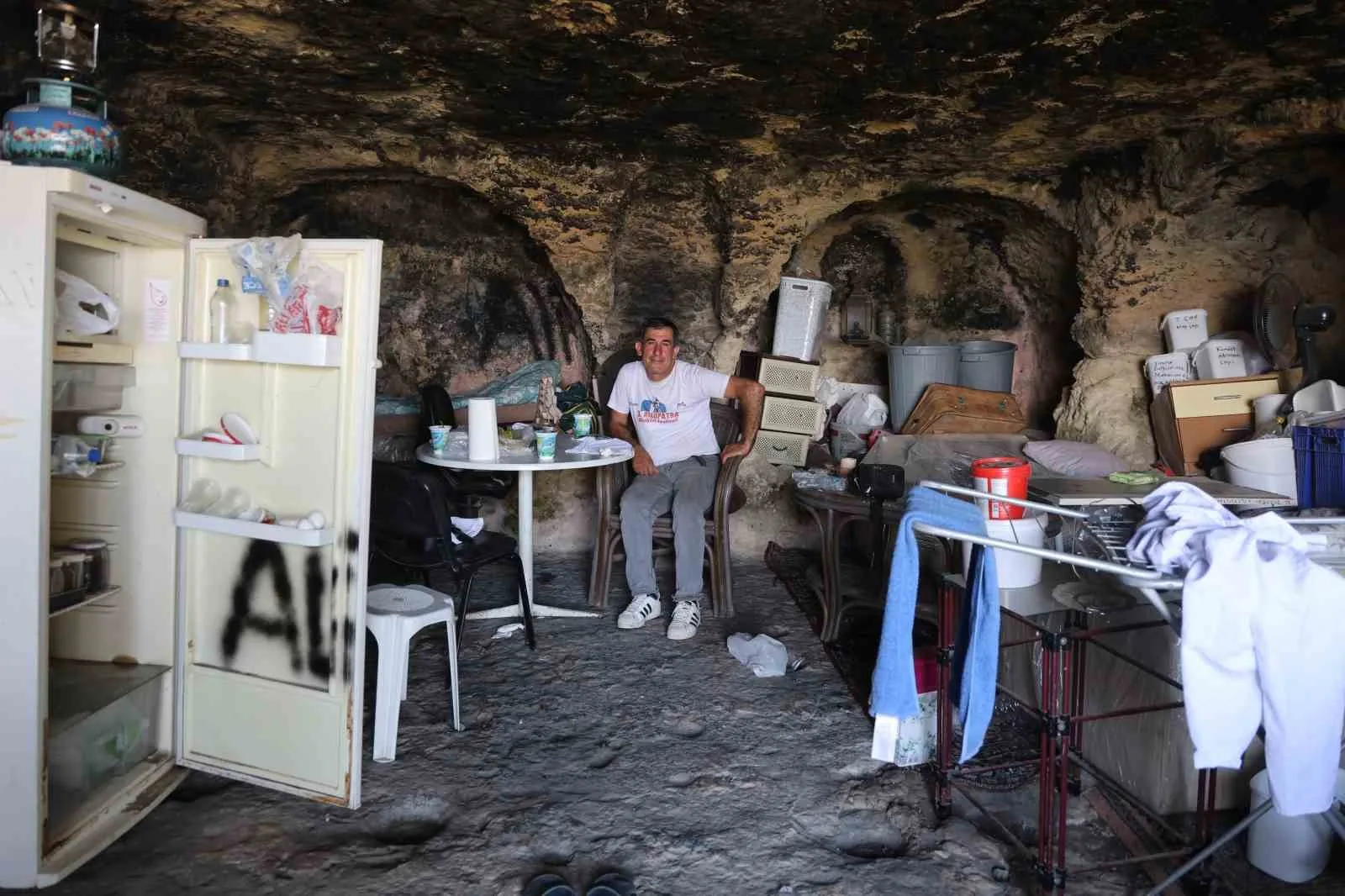 Hatay’da depremden sonra yerleştiği mağarada huzuru bulan Ali Bozoğlan, zabıta