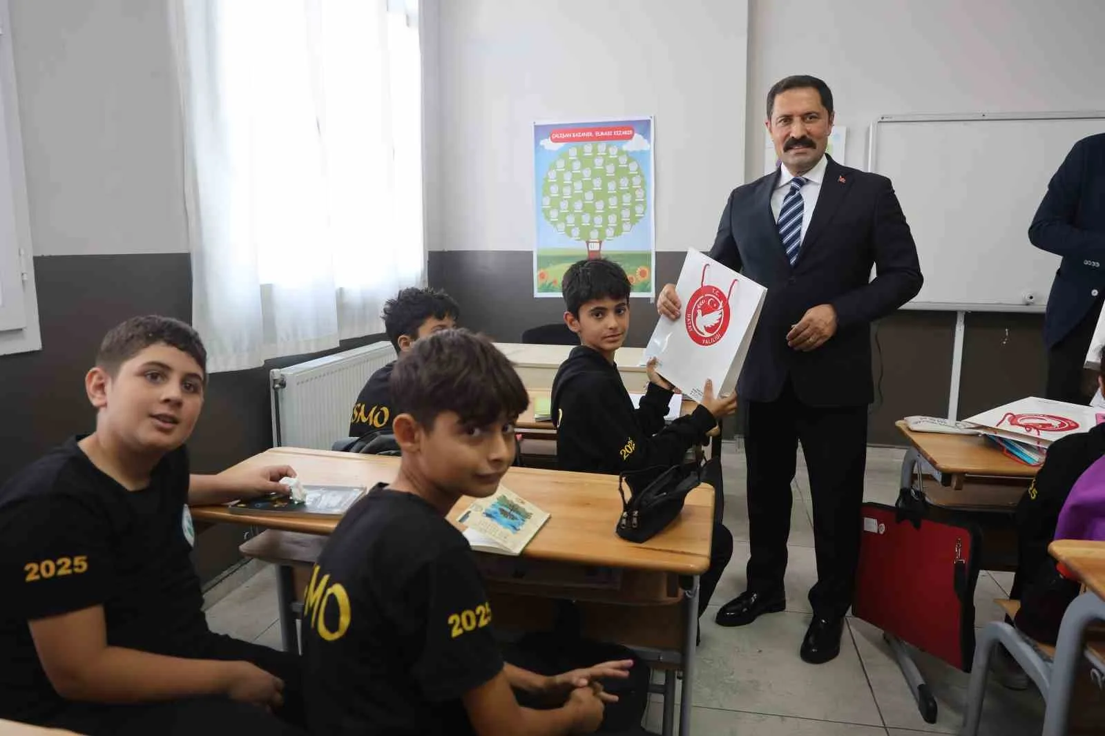 Hatay Valisi Mustafa Masatlı, kentte yapılan eğitim yatırımları hakkında bilgi