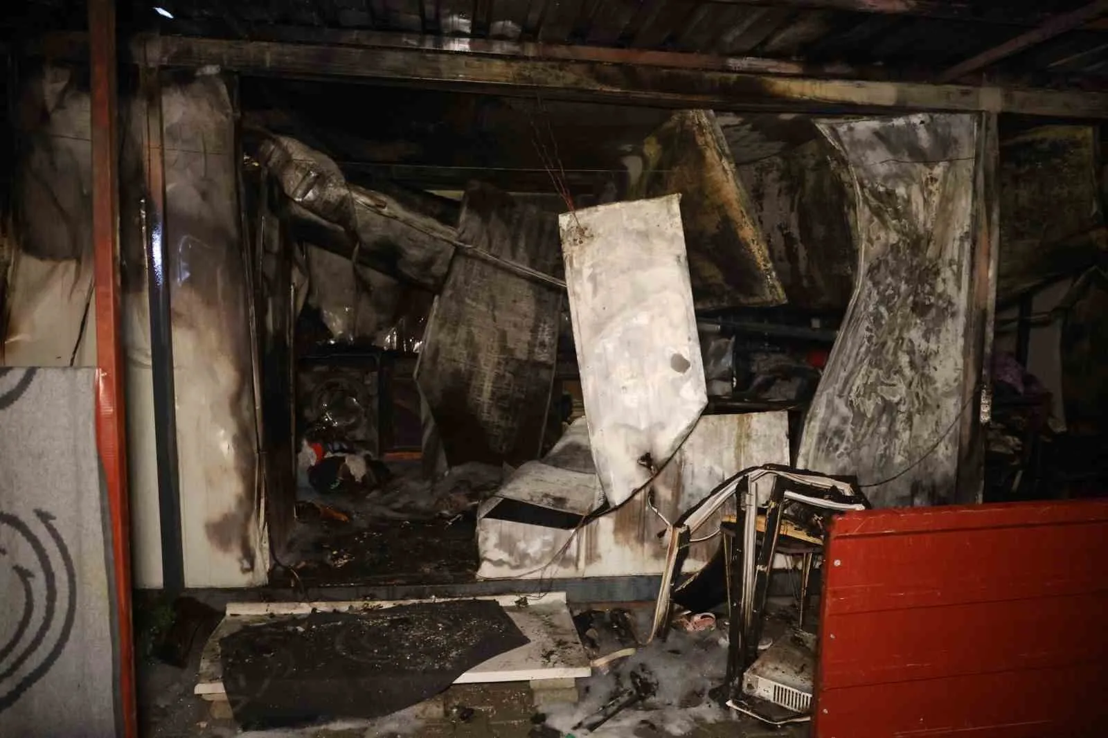 Hatay’da depremzede ailenin yaşadığı konteyner ev, alevlere teslim olarak yangında