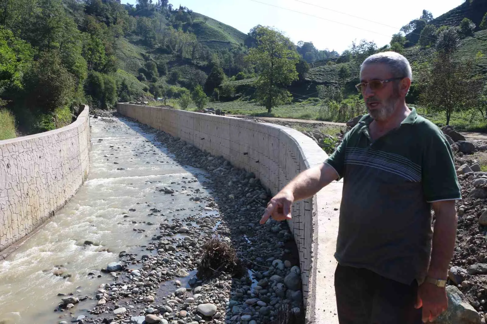 Rizeli çay müstahsili yapılan dere ıslahı nedeniyle geçemediği bahçesinde olan