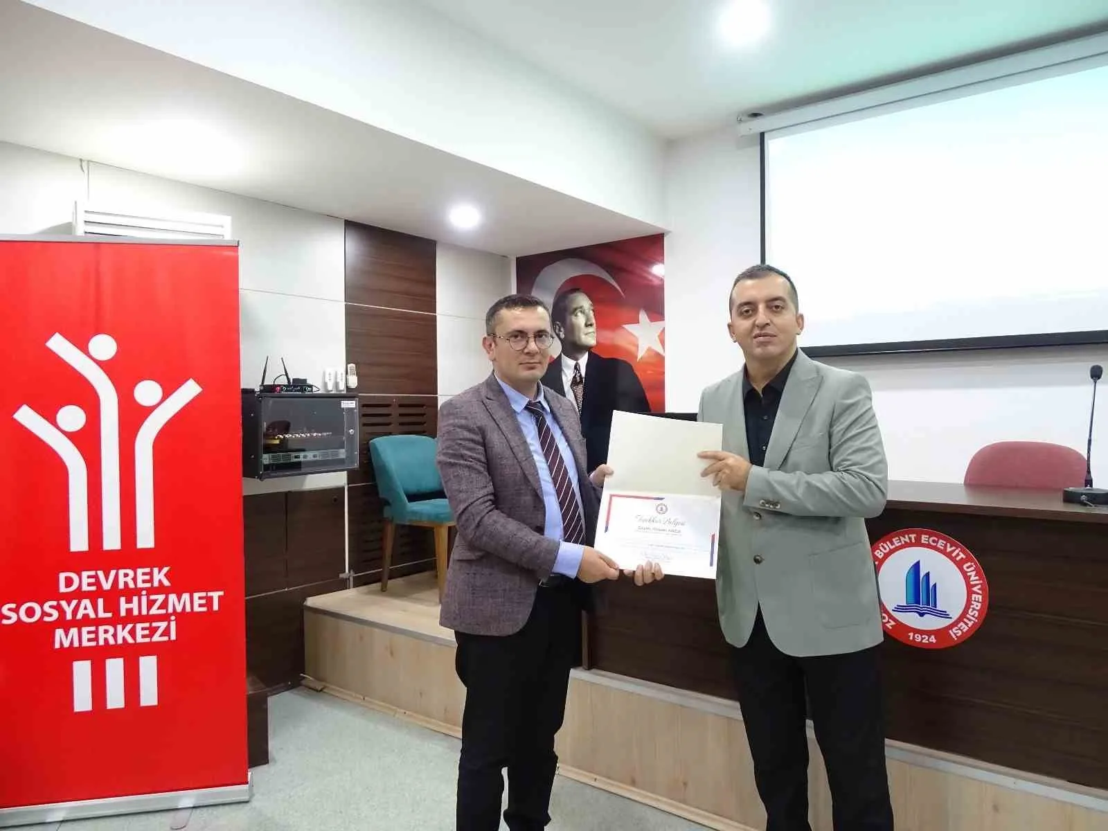 Zonguldak’ın Devrek ilçesinde Devrek Kaymakamlığı tarafından Devrek Meslek Yüksekokulunda öğrencilere