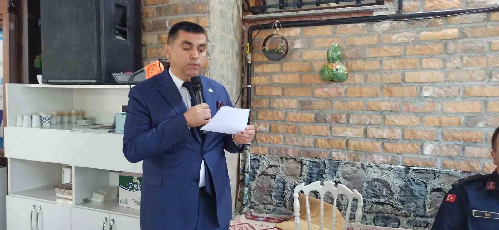 Zonguldak’ın Devrek İlçesinde Devrek Kaymakamlığı tarafından düzenlenen kahvaltı organizasyonunda muhtarlar