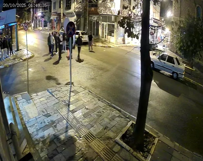 Isparta’nın Yalvaç ilçesinde meydana gelen kazada bir otomobil, park halindeki