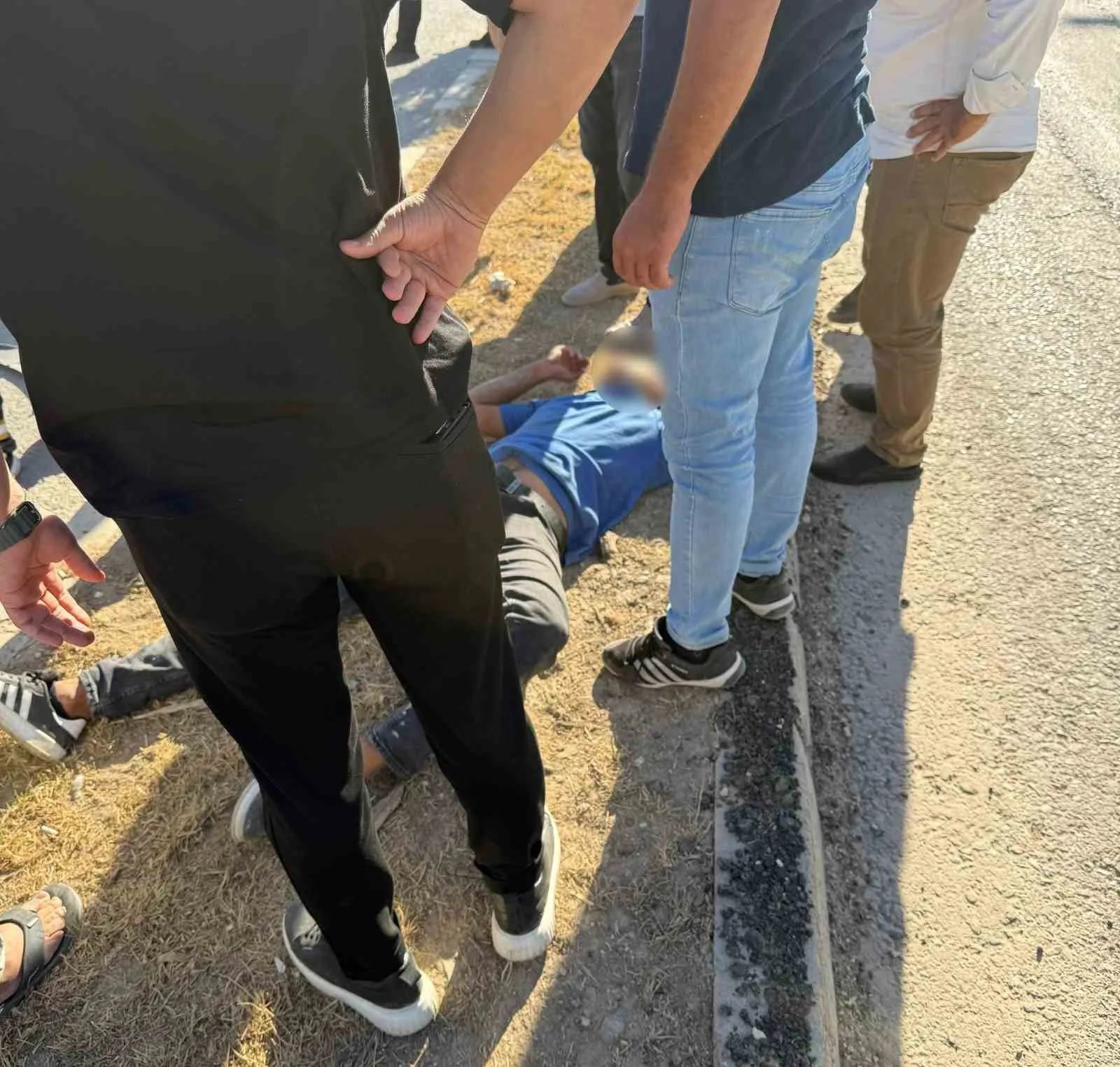 Adıyaman’da, kontrolden çıkarak devrilen motosikletin yerde yatan sürücüsüne başka bir