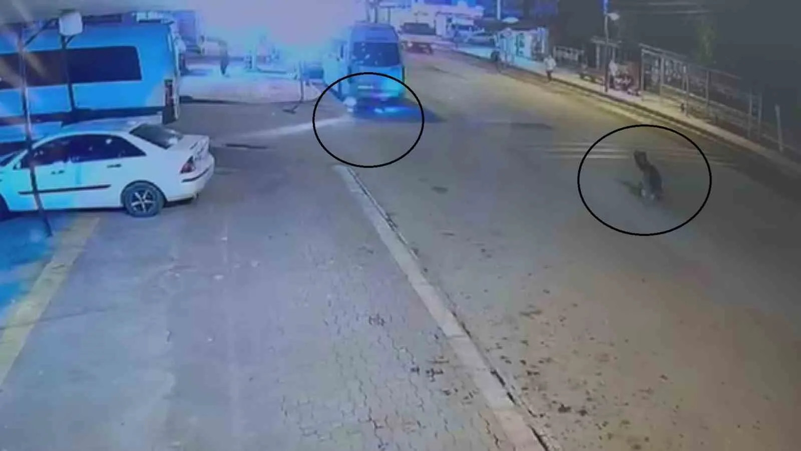 Hatay’da kontrolden çıkıp devrilen motosiklet sürüklenerek park halindeki minibüsün altına