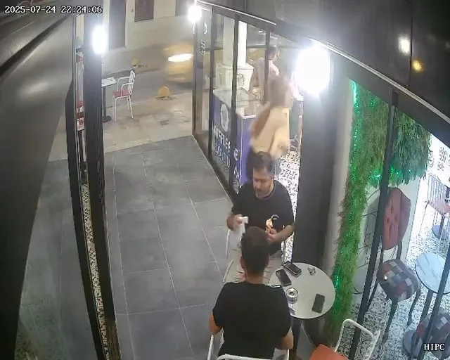 Hatay’da bir işletmede çalışan kadının iş yerinin cam kapısına çarparak