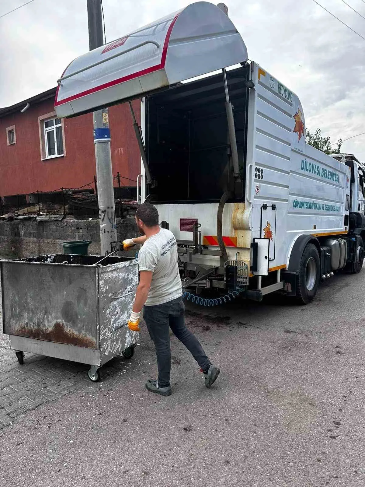 Dilovası Belediyesi Temizlik İşleri Müdürlüğü ekipleri, ilçe genelindeki çöp konteynerlerini