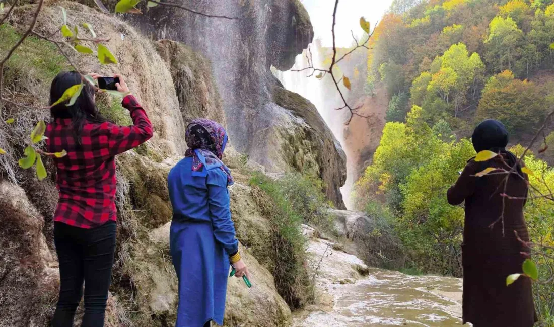 Sivas’ın Doğanşar ilçesinde bulunan Dipsizgöl Şelalesi sonbaharın renkleriyle ziyaretçilerini masalsı