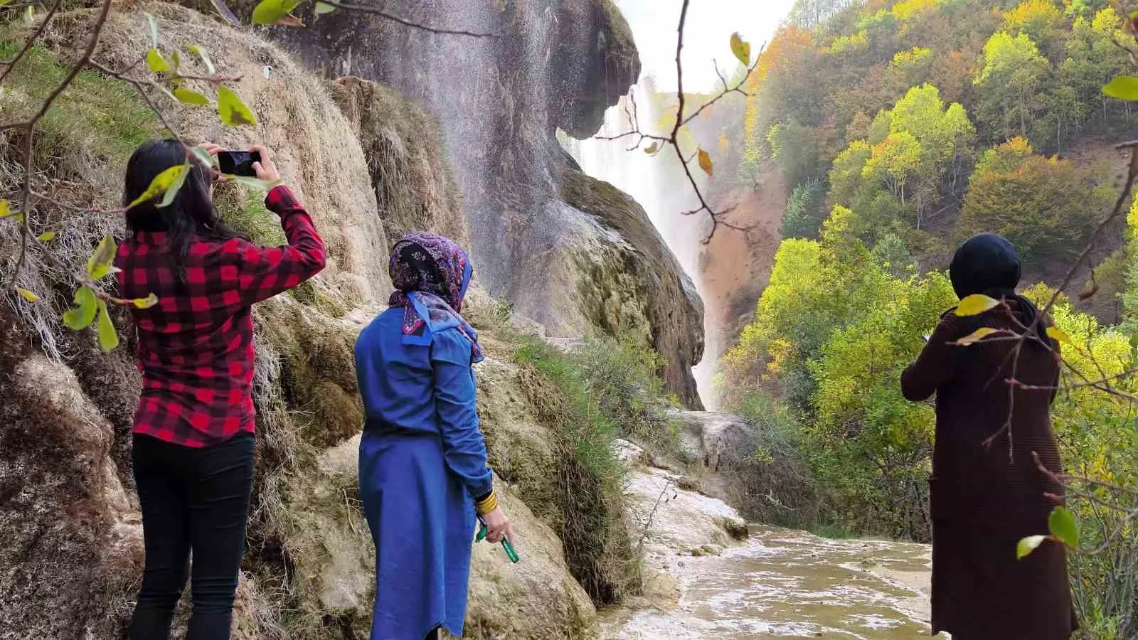 Sivas’ın Doğanşar ilçesinde bulunan Dipsizgöl Şelalesi sonbaharın renkleriyle ziyaretçilerini masalsı