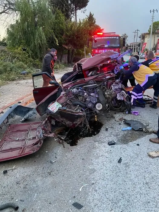 Denizli’de sürücüsünün direksiyon hakimiyetini kaybettiği Fiat Tofaş otomobil elektrik direğine