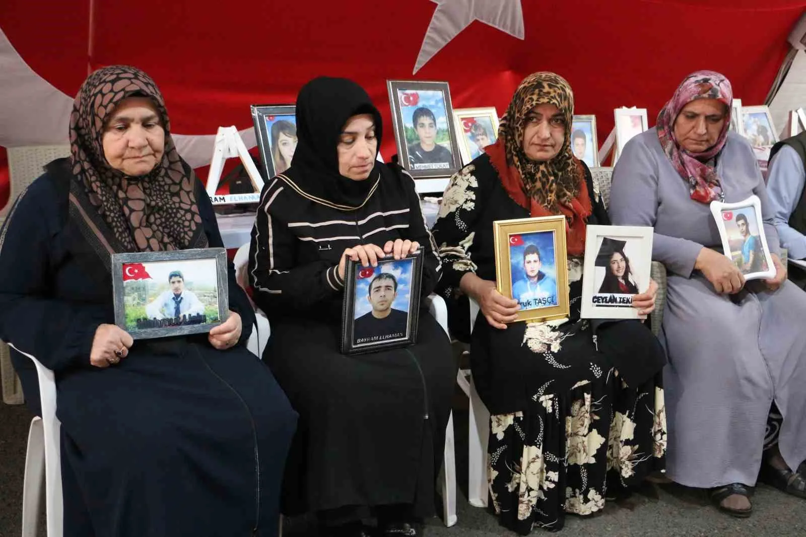 Diyarbakır’da çocukları terör örgütü PKK mensuplarınca dağa kaçırılan ailelerin evlat