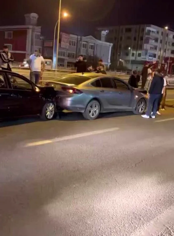 Diyarbakır’da 9 aracın karıştığı zincirleme trafik kazasında 3 kişi yaralandı.