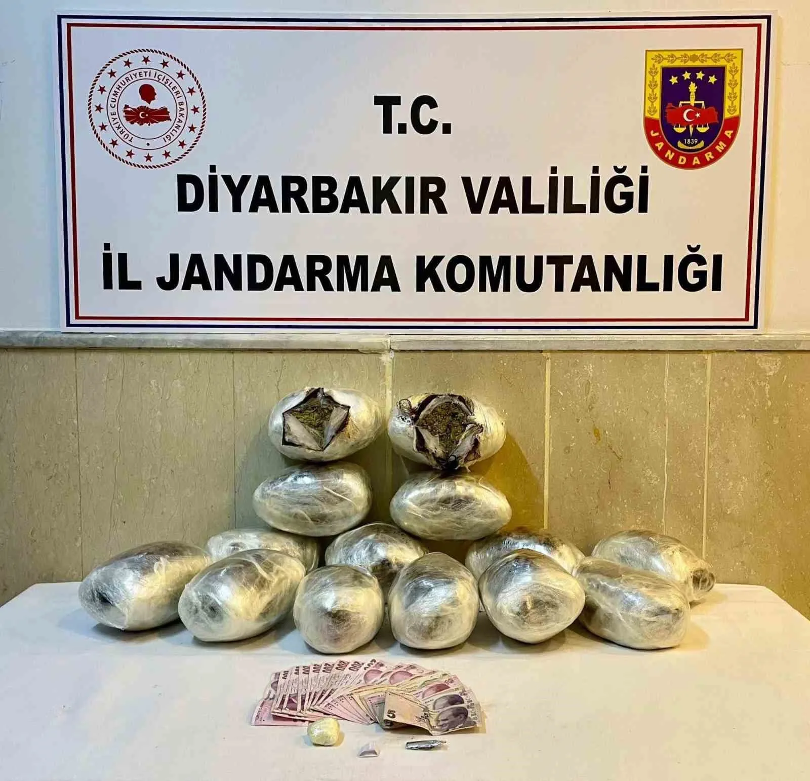 Diyarbakır’da düzenlenen operasyonlarda 97 adet sentetik ecza hap, 92 kilo
