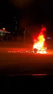 Diyarbakır’da aracın arkadan çarptığı motosiklet savrulup yolun ortasında alev aldı.