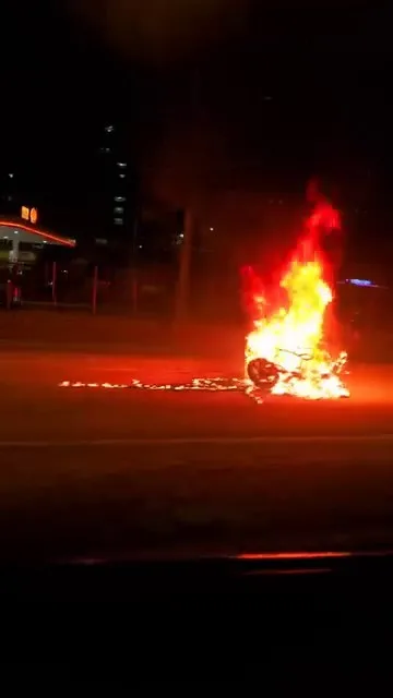 Diyarbakır’da aracın arkadan çarptığı motosiklet savrulup yolun ortasında alev aldı.