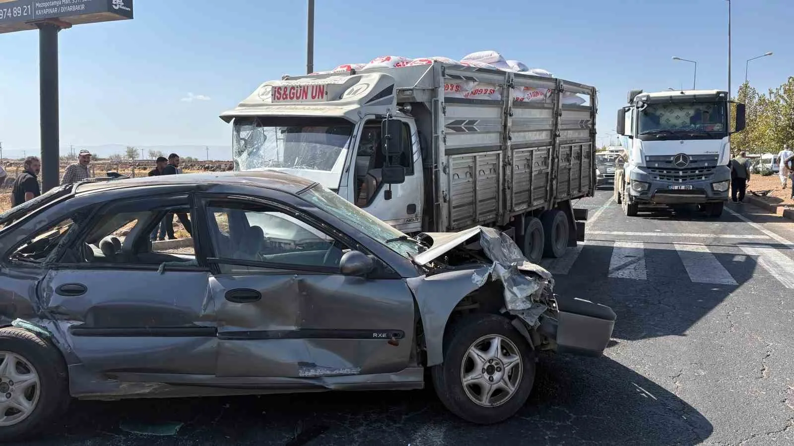 Diyarbakır’da freni patlayan un yüklü kamyon 4 aracı biçti. Kazada