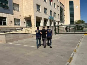 Diyarbakır’da jandarma ekiplerince düzenlenen operasyonlarda, haklarında kesinleşmiş hapis cezası bulunan